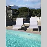 *central Lakeside Apt*swimming Pool & Free Parking